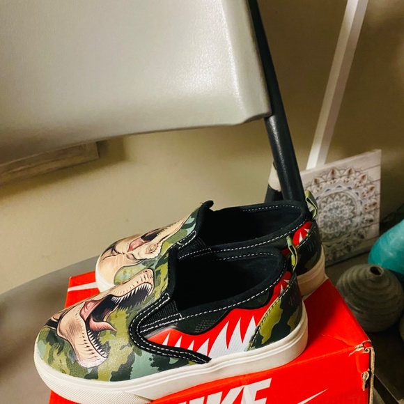 Boy slip ons size 10 - Picture 2 of 2